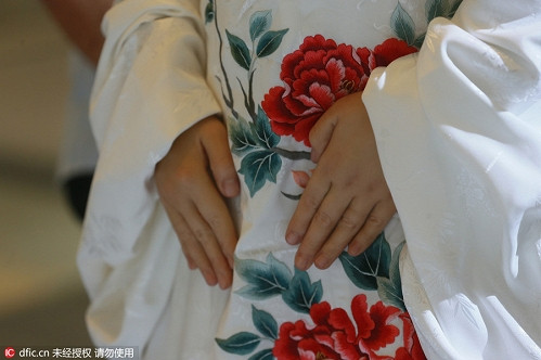 Nang robot duyên dáng trong bộ váy truyền thống của Trung Quốc.