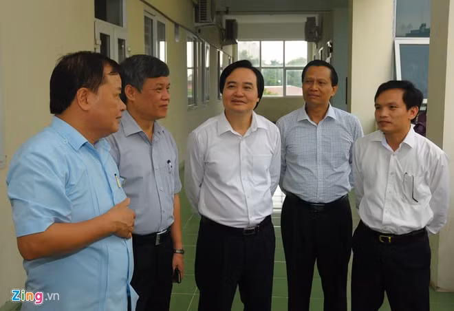 Bộ trưởng kiểm tra một địa điểm thi TP Hải Phòng. Ảnh: Ngân Giang.