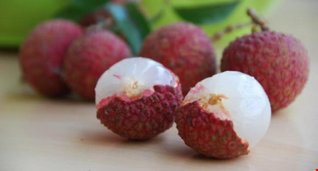 4. Trái vải: Vải rất giàu vitamin B, C và kali, có thể ngăn ngừa nhiễm trùng cũng như các bệnh cảm cúm, cảm lạnh. Vải còn giàu chất xơ tốt cho hệ tiêu hóa. Bạn có thể lưu trữ vải trong vòng 2-3 ngày ở nhiệt độ phòng bình thường, sau đó thì nên cất chúng trong tủ lạnh.