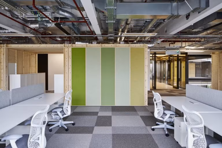 Tất cả thức ăn tại căng tin hoàn toàn miễn phí, và khi bạn thấy mình đã nạp quá nhiều năng lượng thì sẽ có một phòng gym với đường chạy 90m bao quanh giúp bạn giải phóng số năng lượng đó. Hiện tại đã có 800 lập trình viên chuyển tới làm việc ở tầng cao nhất của tòa nhà này, họ là những nhân viên đầu tiên trong số 2,500 nhân viên Google sẽ làm việc tại đây.