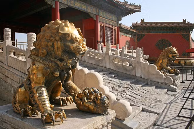 13. Hai tượng sư tử đồng đặt trên bệ đá ở cửa nội đình gồm một con đực và một con cái. Con đực giữ một quả bóng dưới chân, tượng trưng cho quyền lực. Con cái giữ một con sư tử con, tượng trưng cho sự sống.