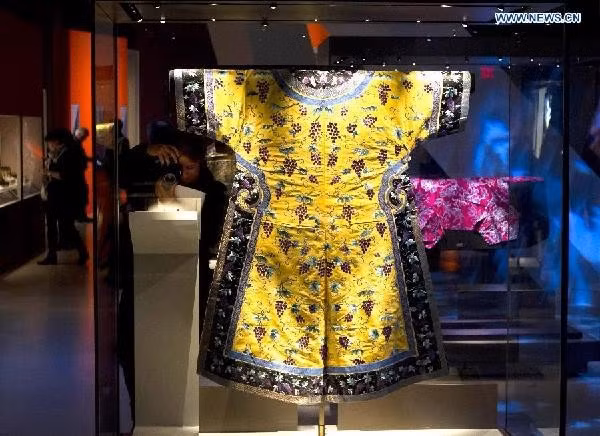 9. Khoảng một triệu hiện vật trong bảo tàng ở Tử Cấm Thành được coi là di sản quốc gia của Trung Quốc và nằm dưới sự bảo vệ của chính phủ Trung Quốc. Tổng công trình sư của Tử Cấm Thành là Nguyễn An, người Việt, sinh năm 1381. Sau khi nhà Minh đánh bại nhà Hồ, xâm chiếm Đại Việt, ông cùng một lượng lớn thanh thiếu niên bị bắt sang Trung Hoa làm thái giám. Trong số thái giám phục vụ ở cung vua, Minh Thành Tổ thấy Nguyễn An rất giỏi tính toán, có biệt tài về kiến trúc xây dựng, lại liêm khiết nên tin dùng. Công việc của ông kết hợp nhiệm vụ của một nhà kiến trúc sư công trình, một nhà quy hoạch, một kỹ sư xây dựng lẫn một nhà quản lý dự án xây dựng ở thời đại ngày nay.