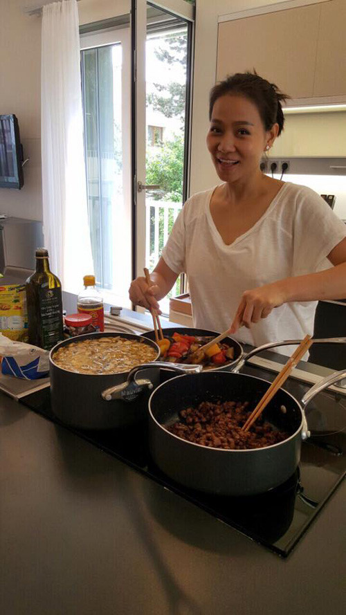 Thu Minh vẫn thường xuyên vào bếp để nấu ăn đãi ông xã và bạn bè.