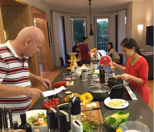 Không gian bếp rộng rãi trong nhà để hai vợ chồng có thể bày tiệc mỗi khi về Séc nghỉ ngơi.