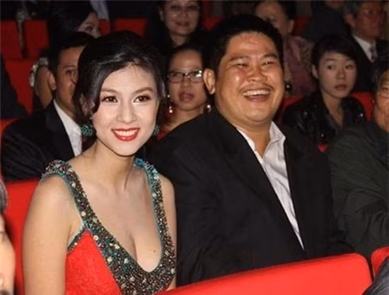 Kim Thư ít hơn Phước Sang khá nhiều tuổi. Khi Phước Sang đã là một ông bầu có tiếng thì Kim Thư vẫn chỉ là cô bé bám váy mẹ và gọi ông bầu của mẹ mình là “chú”. Thế nhưng sau này họ chuyển sang “anh – em” rất ngọt.