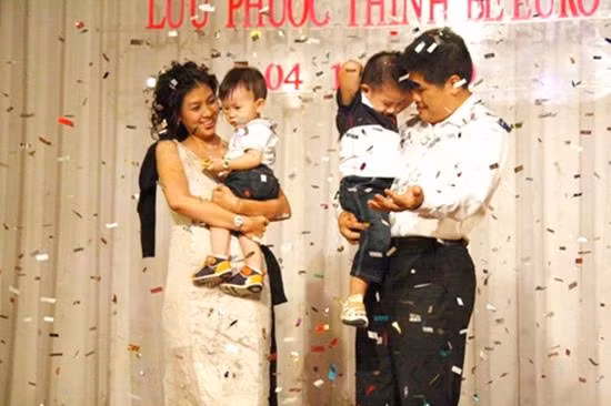 Năm 2007, Kim Thư quyết định sinh bé Phước Quang (Dollar) ở Mỹ cho Phước Sang mà không cần một đám cưới chính thức. Đúng lúc này Phước Sang bị đột quỵ nên không thể sang Mỹ với hai mẹ con. Kim Thư đã rất can đảm, mạnh mẽ để chăm sóc con trai đầu đời của mình.