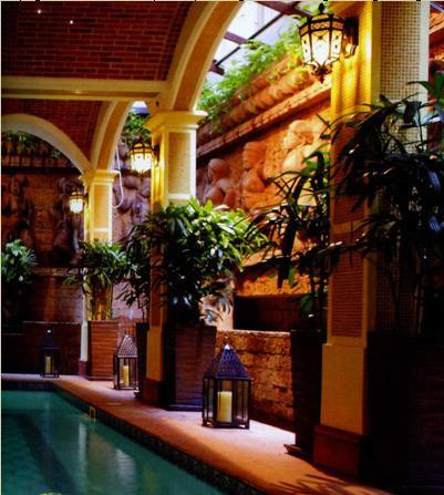 Khó có thể tin được rằng, người đẹp 35 tuổi từng đoạt nhiều giải thưởng cao về nhan sắc và thời trang, hiện đang làm ảo thuật gia cho Công ty Sản xuất truyền hình và phim ảnh ATI lại có thể "nghiện" vàng đến mức ấy.