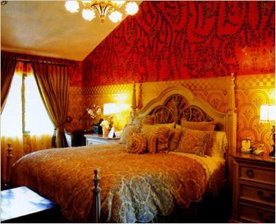 Đó là chưa kể tới tầng hầm với phòng ăn sang trọng hơn những khách sạn 5 sao lớn nhất được trang trí bởi những chiếc ly uống rượu có giá khoảng 1.000USD/cái. Và một hầm rượu sống luôn được duy trì ở nhiệt độ 18độC để rượu luôn tươi mới...