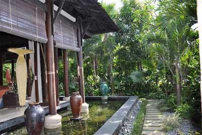 Hà Kiều Anh xa hoa với kiểu biệt thự vườn Không chuộng theo đường lối kiến trúc quý tộc như Ngô Mỹ Uyên, biệt thự của cựu Hoa hậu Hà Kiều Anh nằm trong khu villa Lan Anh, quận 2, TP HCM mang dáng dấp hoài cổ rất đặc trưng. Từ cánh cổng gỗ vào nhà, lối đi lát đầy sỏi, khu vườn xanh bao quanh phòng khách, những chiếc bình cổ phun nước dọc theo hàng cây, hồ cá... Đương nhiên, hoài cổ thì hoài cổ, sang trọng vẫn cứ sang trọng.