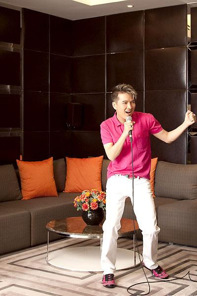 Biệt thự trên không 50 tỉ đồng của Mr Đàm Sau Cẩm Ly, nam ca sĩ Đàm Vĩnh Hưng cũng đã quyết định chi gần 3 triệu USD để mua Penthouse - một dạng biệt thự trên không với hai tầng lầu, và thường nằm ở vị trí cao nhất trong tổng thể xây dựng một tòa nhà cao cấp. Với diện tích căn biệt thự trên không gần 700m2 cùng cái giá trên 50 tỉ đồng, Đàm Vĩnh Hưng đã chính thức khoác lên mình sự xa hoa cuối cùng của một danh ca thành đạt ngoài nhẫn kim cương, xe hơi sang trọng hoặc áo khoác lông thú vài nghìn USD.