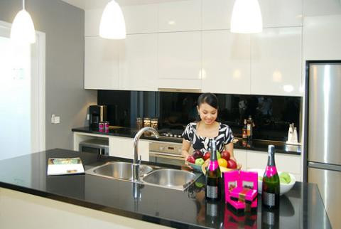 Cẩm Ly cũng đã bỏ ra hơn 1 triệu USD để sắm cho mình cùng chồng và hai con gái căn nhà với diện tích 400m2 tại khu đô thị Sunrise City, quận 7. Không có quá nhiều điều để nói về căn nhà mới của mình, ngôi sao dòng nhạc dân ca này chỉ nói đơn giản rằng chị thích căn nhà trên bởi sự sang trọng của nó mang lại.