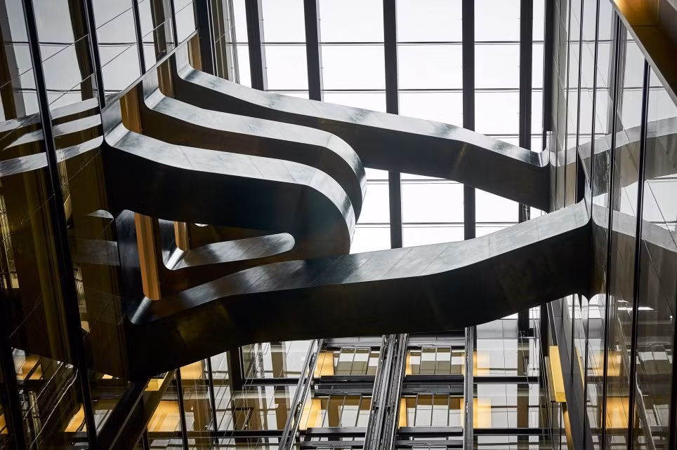 Google đã đưa chất lượng văn phòng làm việc lên một tầm cao mới với trụ sở mới tại London, được bắt đầu hoạt động vào ngày thứ Hai. Chúng ta không chỉ đề cập tới các cốc trà và cà phê miễn phí trong căng tin (mặc dù các dịch vụ như vậy cũng rất tuyệt vời rồi), chúng ta đang nói tới những buồng ngủ mini trị giá tới 5,500 bảng 1 chiếc, những chiếc ghế sofa được cung cấp từ những công ty cao cấp có giá lên tới 17,000 bảng Anh, một tòa nhà được thiết kế bởi những kiến trúc sư đoạt nhiều giải thưởng danh giá.