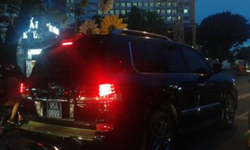 Chiếc ô tô Lexus 570 được gắn biển xanh mang số 95A-0699 ở Hậu Giang.