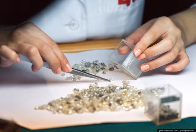 3. Bí ẩn về những viên kim cương Silver Bears Theo các nhà buôn kim cương, có một điều kỳ lạ về những viên kim cương tại Mir. Những viên kim cương này đều có kích thước và hình dạng đồng đều một cách khác thường, được gọi là Silver Bears. Cách mà Liên Xô sản xuất một lượng lớn các viên kim cương có kích thước đồng nhất như vậy vẫn còn là ẩn số vì tại thời điểm đó họ không có đủ công nghệ để làm được điều phi thường như vậy. Ngày nay, bí mật về những viên Silver Bear vẫn chưa được làm sáng tỏ.