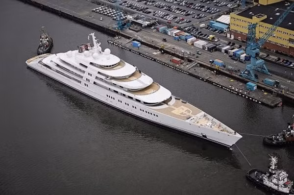 Azzam (650 triệu USD): thuộc sở hữu của Sheikh Khalifa bin Zayed al-Nayan, chủ tịch Tiểu vương quốc Ả-rập thống nhất. Tốc độ của nó khá nhanh với 30 hải lí/giờ và nội thất sang trọng được thiết kế bởi nhà trang trí nội thất Pháp Christophe Leoni.