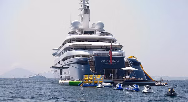 Al Mirqab (250 triệu USD): Al Mirqab được đóng cho cho Thủ tướng Quatar và Ngoại trưởng Hamad bin Jassim bin Jaber Al Thani vào năm 2008. Điểm nổi bật của siêu du thuyền Al Mirqab là rạp chiếu phim, boong tắm nắng, hồ bơi, bãi đáp trực thăng, các quầy bar, bể bơi cùng nhiều tiện nghi khác.