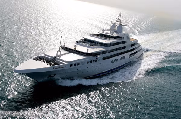 Dubai (350 triệu USD): Platium 525 chính là tên gọi trước đây của chiếc du thuyền. Vốn dĩ nó được chế tạo theo đơn đặt hàng của hoàng tử Brunei. Nhưng vì lý do tài chính nên Sheik Mohammed bin Rashid Al Maktoum đành nhượng lại chiếc du thuyền cho giới lãnh đạo Vương quốc Dubai. Trên thuyền có bể bơi, hồ bơi vật lý trị liệu, cầu thang làm bằng thủy tinh, cùng bãi đáp trực thăng.