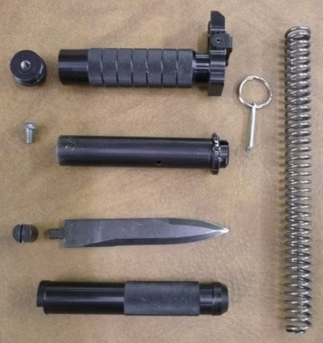 Ballistic Knife đã bị cấm tại Mỹ, xứ sở mà ai cũng có thể mua súng từ năm 1986. Không ai được sở hữu, sản xuất, bán hay nhập khẩu các loại dao hoạt động bằng lò xo tại Mỹ, và những ai phạm tội với loại dao này sẽ được xử theo luật riêng, với hình phạt tối thiểu là 5 năm tù. (Ảnh: Internet).