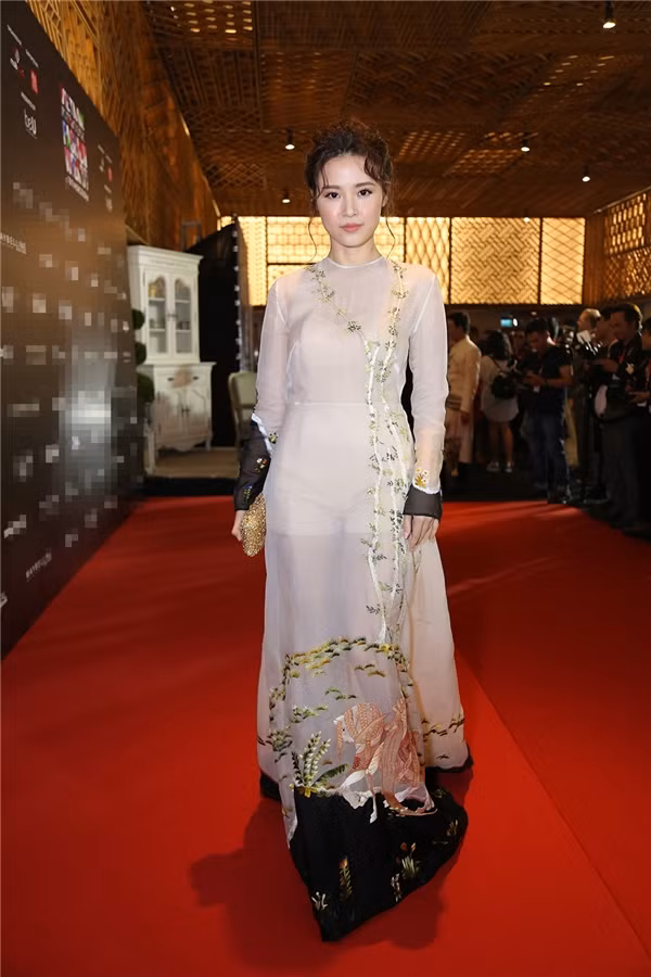 Nói về cảm xúc của mình khi người khác nghĩ rằng cô vừa phẫu thuật, hot girl Midu chia sẻ: "Trước tiên, Midu rất là buồn không phải là vì mọi người nói mình phẫu thuật thẩm mỹ. Midu nghĩ phẫu thẩm mỹ không có xấu nhưng mà khi mình không có làm cái đó mà tự nhiên mình bị nghĩ là mình làm thì rất là vô lí".