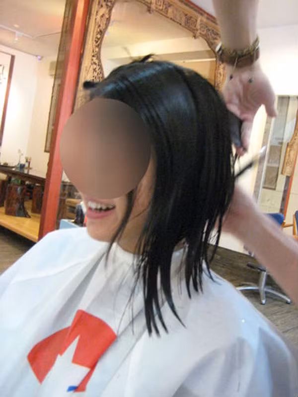 Co gai cat toc, trang diem long lay de du dam cuoi nguoi yeu cu