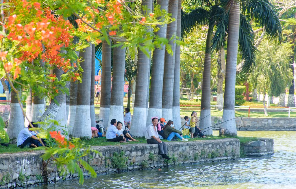 Tương tự, tại Công viên 29/3 (quận Thanh Khê) lúc 12h trưa cũng có hàng trăm người dân và trẻ nhỏ ra sát bờ hồ ngồi câu cá, trốn nắng.