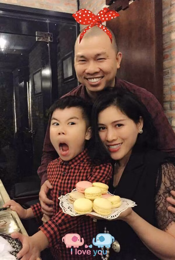 Vợ diễn viên Hải Anh - mẹ bé Híp có tên là Minh Nguyệt, kém chồng 11 tuổi và làm thiết kế cho chính nhãn hiệu thời trang mà diễn viên Hải Anh làm chủ.