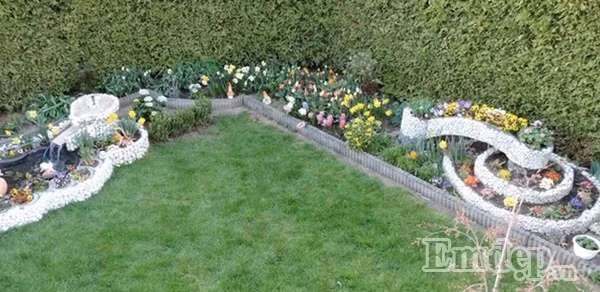 Sau khi lấy chồng, nàng dâu Việt Bùi Phương đã rời quê nhà ở Long An để về sống cùng chồng ở ngôi làng yên bình Zuzwil của đất nước Thụy Sĩ. Vốn là người yêu thiên nhiên, thích ngắm hoa nở mỗi ngày nên chị Phương quyết định cải tạo khu vườn rực rỡ trước nhà để trồng hoa, trồng cỏ. Để có được khu vườn rộn ràng hoa lá và nét tươi xinh của những tiểu cảnh, chị Bùi Phương đã cùng chồng lên ý tưởng và triển khai trong một thời gian khá dài.