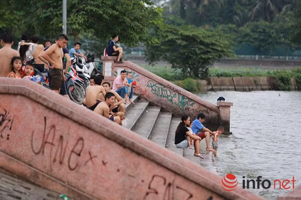 Gần 1 tuần trở lại đây, Hà Nội bắt đầu đón nhận những đợt nắng nóng đầu mùa, một biện pháp tránh nóng quen thuộc của người dân thủ đô là đến những bãi tắm tự phát vào mỗi chiều.