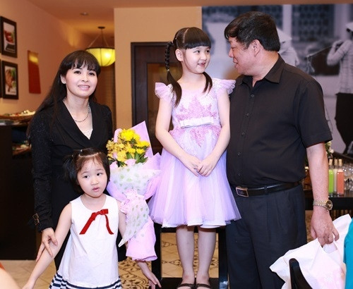 Trang Nhung Một trong những sao Việt sở hữu dinh thự sang chảnh của showbiz Việt chính là ca sĩ Trang Nhung. Cuộc sống của người đẹp và ông xã Ngô Nhật phương tại ngôi nhà 6 tầng, rộng 500m2 ở Sài Gòn khiến được nhiều người mơ ước.