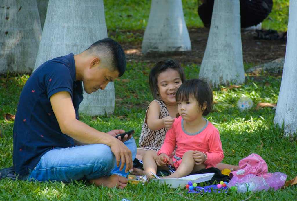 Nhiều người dân cho biết, do đang trong dịp nghỉ hè nên nắng nóng ảnh hưởng rất lớn đến các cháu nhỏ. "Nếu cứ nắng nóng như thế này thì người lớn cũng đổ bệnh chứ nói gì đến con nít", một người dân lo lắng.