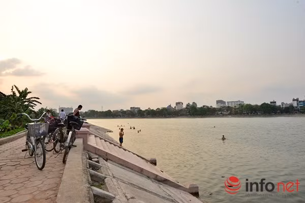 Vẫn biết việc tắm hồ đã trở thành thói quen của người Hà Nội, nhưng việc tắm ở các hồ sâu, không đủ điều kiện an toàn như trên sẽ ẩn chứa nhiều mối nguy hiểm bất ngờ tại những nơi này.