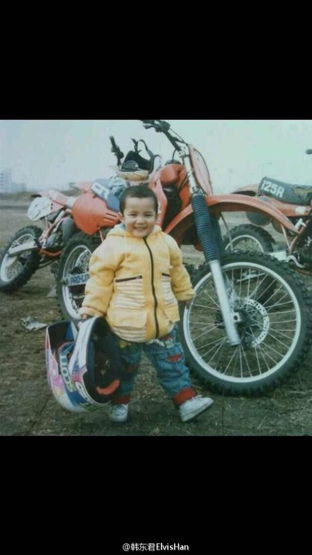 Hàn Đông QuânMỹ nam Hoa ngữ Hàn Đông Quân thì khoe ảnh hồi nhỏ khá ngầu bên chiếc xe đua phân khối lớn. Từ nhỏ, nam diễn viên đã sở hữu nụ cười ngọt ngào “chết người”.