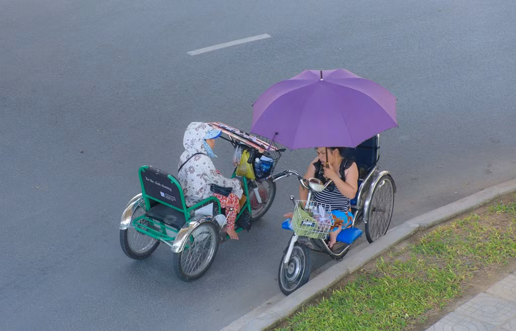 Những người bán vé số dạo cũng dừng chân dưới gầm cầu để trốn nóng. "Nhiệt độ lên đến 37 độ C nên ngoài đường vắng bóng người qua lại. Chúng tôi cũng phải xuống đây ngồi để đợi thời tiết dịu mới đi bán vé số", bà Hoa cho hay.