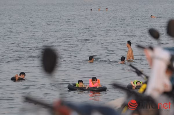 Không chỉ có hồ Tây, thời gian gần đây một số nơi của Hà Nội cũng xuất hiện nhiều bãi tắm tương tự.