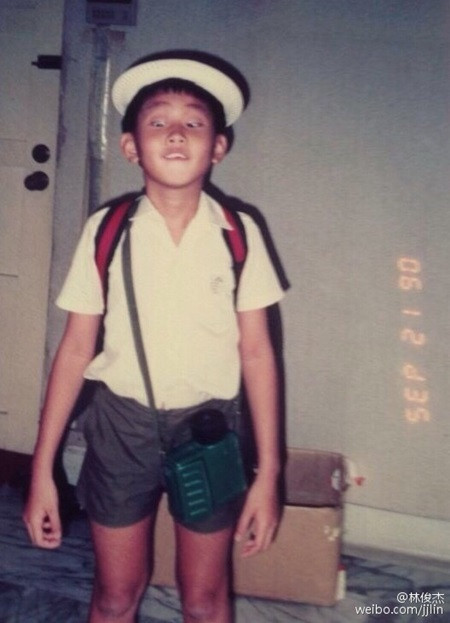 Lâm Tuấn Kiệt Nam ca sĩ Lâm Tuấn Kiệt thì tung ảnh hồi nhỏ khá nhí nhố. Anh chàng trông có vẻ thon thả hơn bây giờ rất nhiều.