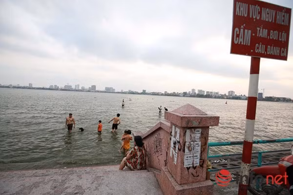 Mặc dù đã có biển báo cấm bơi lội nhưng năm nào cũng có hàng nghìn lượt người đến đây tắm mát.