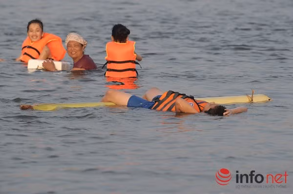 Hồ Linh Đàm là một trong những điểm đó, là hồ mới, rất sâu nhưng mỗi buổi chiều có tới hàng trăm người ra đây tắm.