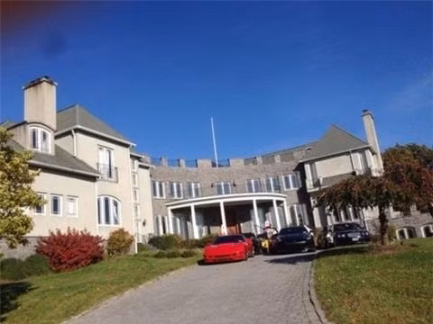 Chồng Hà Phương là Giám đốc Quản trị tài sản của Tập đoàn Blackstone. Theo một số nguồn tin tiết lộ, Chính Chu sở hữu khối tài sản kếch xù tới 1 tỷ USD (hơn 20.000 tỷ đồng).Không chỉ sở hữu phi cơ riêng, những chuyến du lịch xa hoa, siêu xe…Hà Phương còn khiến nhiều người phải ngưỡng mộ khi được sống trong căn hộ penthouse nằm tại tầng 89-90 ở tòa tháp cao cấp Trump World thuộc thành phố đắt đỏ New York.