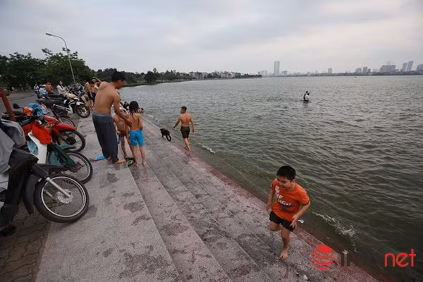 Vào thời gian này, cứ vào cuối giờ chiều là bãi tắm tự phát ở gần khu vực Quảng An (Tây Hồ) lại đông nghịt người tắm.