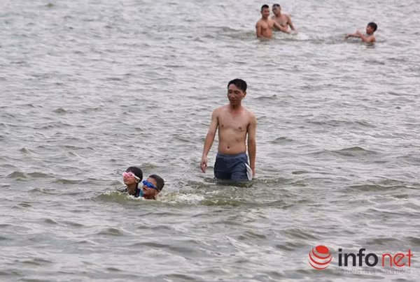 Từ nhiều năm nay, bãi tắm này đã trở thành địa điểm tránh nóng lý tưởng cho người dân sống quanh khu vực.