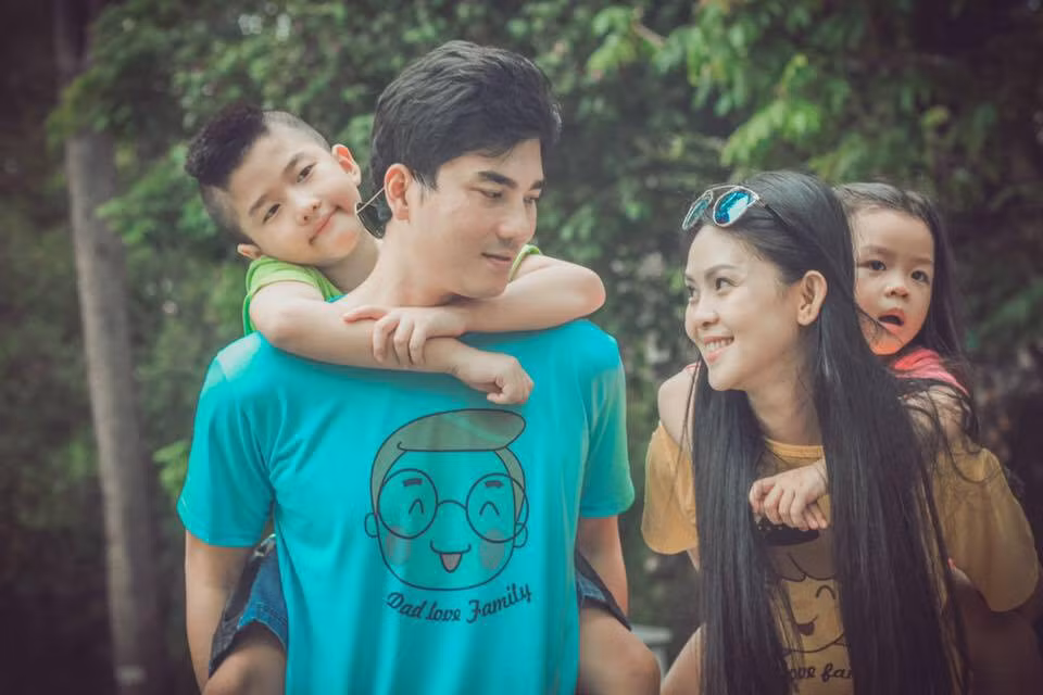 Trên trang cá nhân, mẹ bé Bell thường xuyên chia sẻ những hình ảnh ấm áp và nhiều hoạt động từ thiện có ý nghĩa bên chồng con.