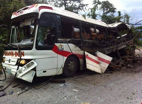 Sáng cùng ngày, Chủ tịch huyện và Trưởng công an huyện Bualapha, tỉnh Khăm Muộn đã có mặt tại hiện trường chỉ đạo điều tra vụ việc và ứng cứu người bị nạn vụ nổ xe khách ở Lào.