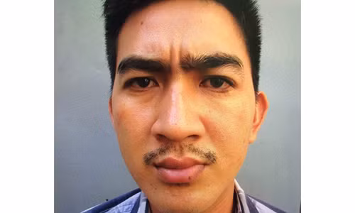 Du gai ban dam vao khach san roi chich dien cuop tai san