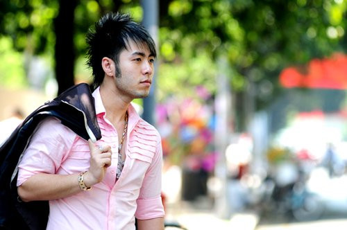 Akira Phan Giữa năm 2013, chàng ca sĩ “Mùa đông không lạnh” khiến dư luận xôn xao vì bức ảnh chụp cùng hai cô gái trẻ, điều đặc biệt là Akira đặt tay lên ngực một trong hai cô. Hình ảnh này làm cho nhiều người hiểu lầm Akira có hành động quấy rối. Ngay lập tức, ca sĩ này thanh minh mình bị ép buộc khi tham gia một show người chuyển giới trong chuyến du lịch Thái Lan. Nhiều người từng du lịch Thái Lan cũng lên tiếng thanh minh giúp cho chàng ca sĩ này nên sự việc nhanh chóng trôi vào quên lãng.