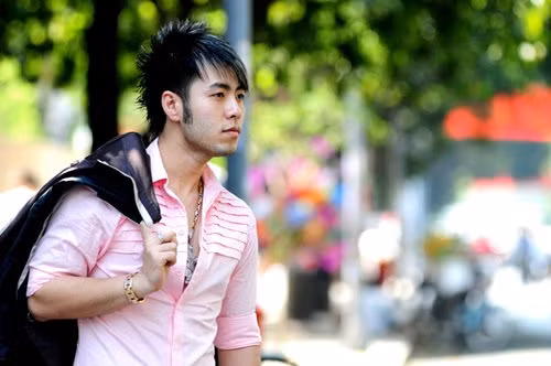 Akira Phan Giữa năm 2013, chàng ca sĩ “Mùa đông không lạnh” khiến dư luận xôn xao vì bức ảnh chụp cùng hai cô gái trẻ, điều đặc biệt là Akira đặt tay lên ngực một trong hai cô. Hình ảnh này làm cho nhiều người hiểu lầm Akira có hành động quấy rối. Ngay lập tức, ca sĩ này thanh minh mình bị ép buộc khi tham gia một show người chuyển giới trong chuyến du lịch Thái Lan. Nhiều người từng du lịch Thái Lan cũng lên tiếng thanh minh giúp cho chàng ca sĩ này nên sự việc nhanh chóng trôi vào quên lãng.