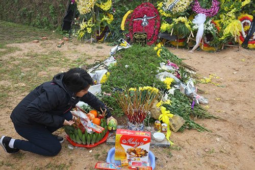 Nghĩa trang Thiên Đức Vĩnh Hằng (xã Bảo Thanh, huyện Phù Ninh, Phú Thọ), nơi đất mẹ giang tay đón thủ lĩnh Trần Lập và nhạc sĩ Thanh Tùng những ngày này đông hơn thường lệ. Một phần cũng là vì sắp đến tiết thanh minh, không ít người hâm mộ và khách đến nghĩa trang ghé qua thăm người nghệ sĩ họ yêu mến.
