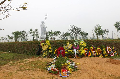 Vị trí an nghỉ của nhạc sĩ Trần Lập tại đồi Kim Quy có tượng Địa Tạng Vương Bồ Tát, nằm trong nghĩa trang Thiên Đức Vĩnh Hằng.