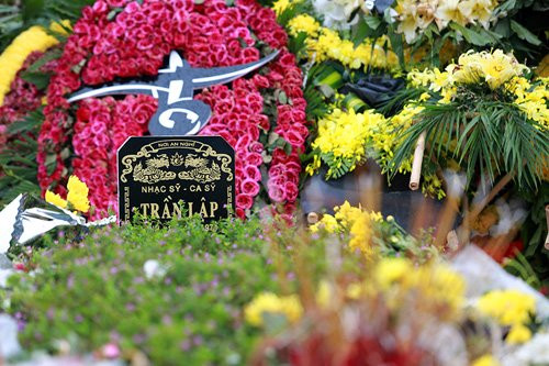 Ca khúc “Ngày hôm qua” vang lên giữa khu nghĩa trang tĩnh lặng từ chiếc radio người hâm mộ mang theo khiến cảm xúc tuôn trào.