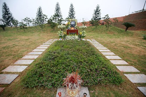 Cách đó không xa là nơi an táng của nhạc sĩ Thanh Tùng. Mộ của ông được đặt ở đồi Đại An, nơi đặt bức tượng phật A-di-đà cao 48m.