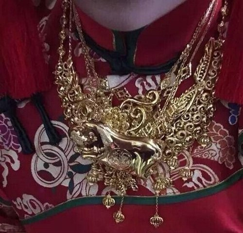 Mỗi một lần xuất hiện đám cưới khủng chục tỷ, trăm tỷ, cư dân mạng Trung Quốc lại được dịp xôn xao, xuýt xoa, ngưỡng mộ và cả ghen tị, không đồng tình.